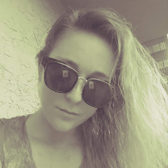 Meet your Posher, Malayna - Picture 3 of 4